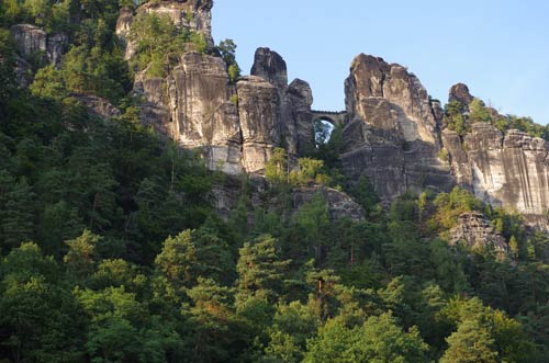 Blick von der Elbe auf die Bastei Blick von der Elbe auf die Bastei